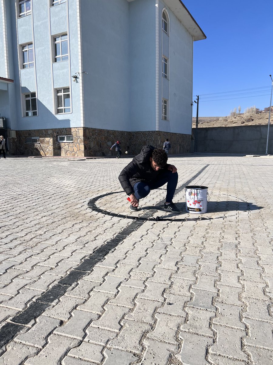 Ulukentorta04's tweet photo. Beden Eğitimi Öğretmenimiz ve okulumuz Spor Kulübü öğrencileri saha çizimlerini tamamladılar.

@tcmeb
@miakarali
@agrimem
@hasan_kokrek
@diyadinmem 
@RemziIIK6
@volkanozel44 https://t.co/2AtMrVnynz