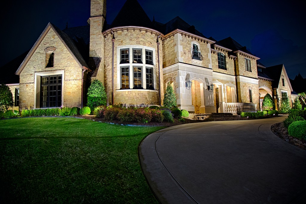 PerfectLightUSA's tweet image. Did you know? Most of our landscape lighting installations are completed within 7-10 business days with minimal impact on your property. 

For more on our landscape lighting services, visit lttr.ai/7DKA

#ThePerfectLight