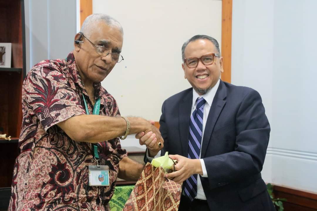 fijiparliament's tweet photo. Farewell call from the Indonesian Ambassador to Fiji, H.E Raden Mohammed Benyamin Scott Carnadi to the #FijiParl Speaker Hon. Ratu Naiqama Lalabalavu this morning, 17 Jan 2023. 
🇫🇯 🇮🇩
#FijiNews #TeamParliament #fijiparlspeaker #farewellcall https://t.co/plSXCg3LO6