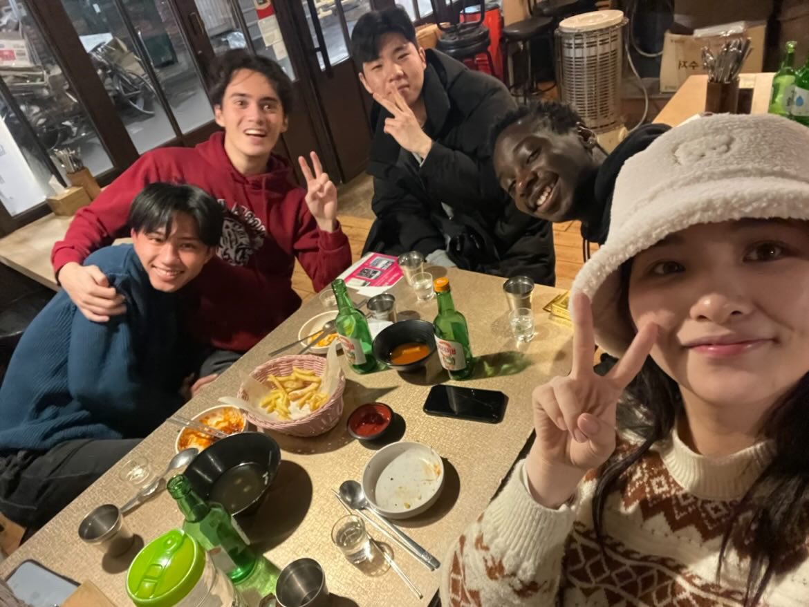 Chikayuki0503's tweet photo. あとから2人増えて、🇯🇵🇰🇷🇰🇷🇳🇱🇧🇪の5人中5人、全員英語非ネイティブ！！

みんな英語うますぎてネイティブレベルだけどね‼︎😜 https://t.co/gETgM5dlNQ