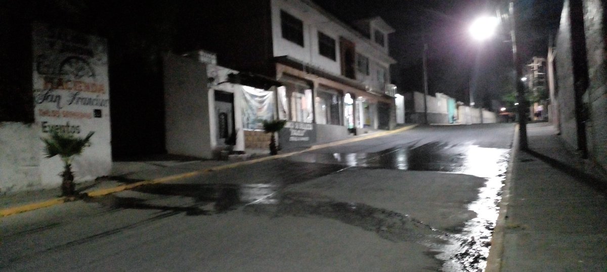 Willis72A's tweet photo. Tercer dia  con esta fuga y miles de litros tirándose, ni el fontanero, ni delegados, en Av Buenavista, Chilpan. Frente a Salon San Francisco. Que tristeza! https://t.co/TpeOC7IA1H