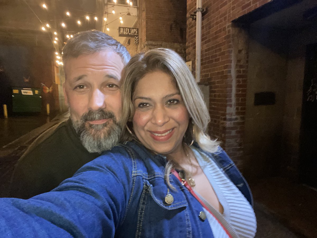 educategalore's tweet photo. Friends if you havenโt visited #Nashville I highly recommend it! The music scene is incredible! ๐ถโค๏ธ @danielkpearson #longweekend #celebratingwithfriends https://t.co/8bHlH3DUtf