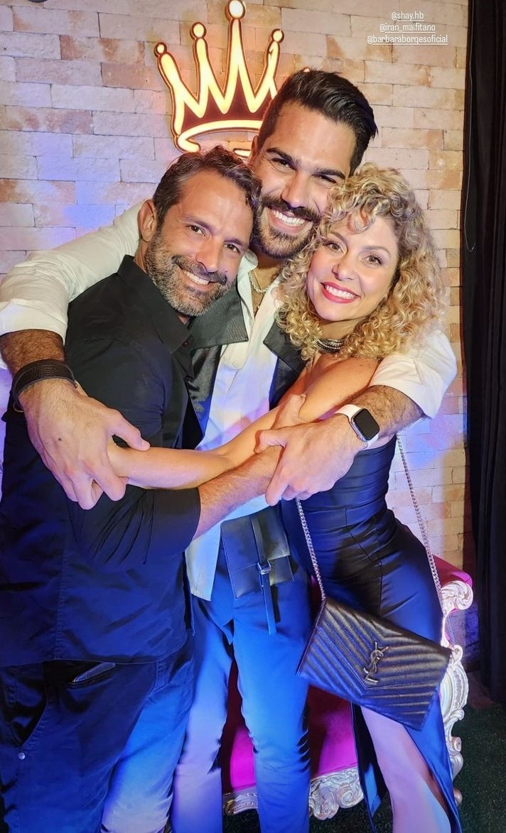IranMalfitanoo's tweet photo. Boa noite paraquedistas hoje temos aniversário do padrinho @shayhaghbin  e pedido de namoro oficial @iranmalfitano_ @abarbaraborgess 🪂🌻 https://t.co/nciuHSZXKd