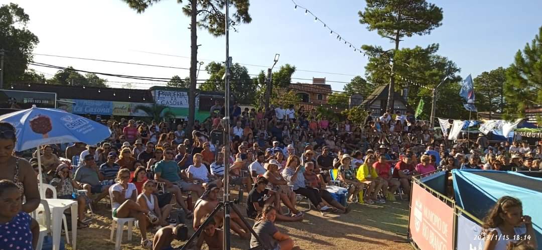 LagunaMerinUY's tweet photo. Algunas de las fotografías mostrando la gran concurrencia del público en el evento "Sirenita Merin" https://t.co/cAet7odUAp
