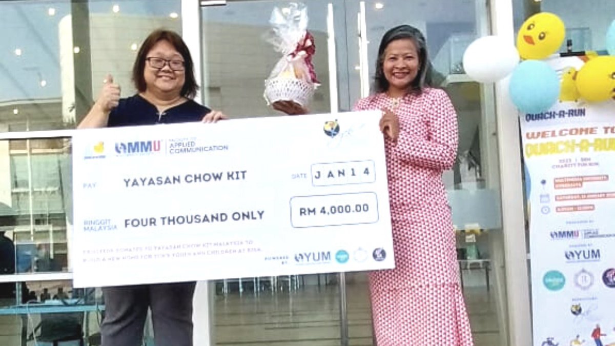 facommu's tweet photo. #Allstars #Students in Multimedia University's Bachelor of Communication in #strategiccommunication prog raised RM4k for #YayasanChowKit through a #QuackARun event. Ms. M. Pusenthi from YCK received the donation from Dr. Nina, Dean of the Faculty of Applied Communication. https://t.co/DLjrvsUVlZ