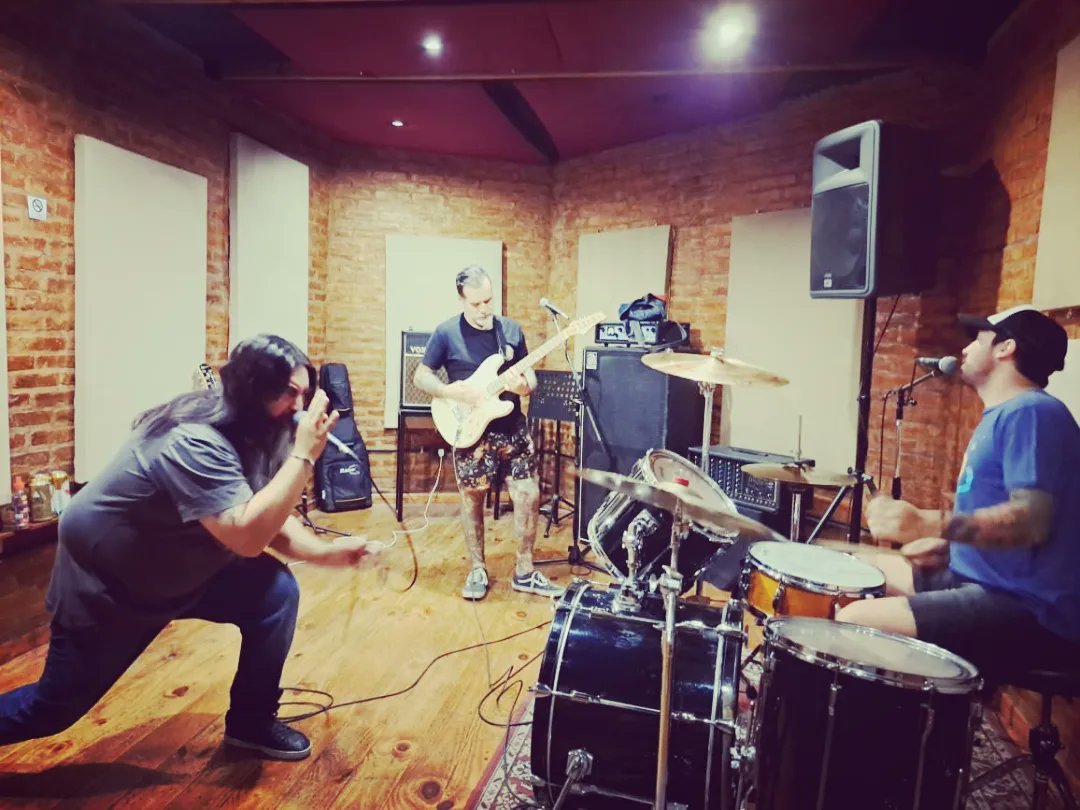 Manthrass's tweet image. @Manthrass 07.01.23
Un lustro después de la última fecha juntos, la energía y las ganas están intactas!! 💪👊
#Manthrass2023
Mariano &quot;Tano&quot; Castiglioni 🎸
Fede &quot;Mazazo&quot; Martínez 🥁
Ángel &quot;Rex&quot; Rizzo 🎤
@SANTISOMBRA 📷
#Manthrass #HeavyBlues #HeavyMetal #HardRock #Argentina