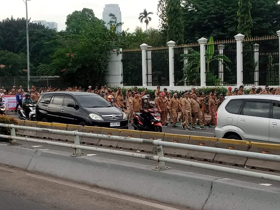 Midjan_La_2's tweet photo. KEPALA DESA ATAU KADES DEMO KE GEDUNG DPR RI, SENAYAN JAKARTA. 

Para kepala desa atau kades yang tergabung dalam Paguyuban Kepala Desa Bersatu  berangkat ke Jakarta untuk ikut aksi meminta perpanjangan masa jabatan dari enam tahun menjadi sembilan tahun. https://t.co/oH5W3o7Cp0