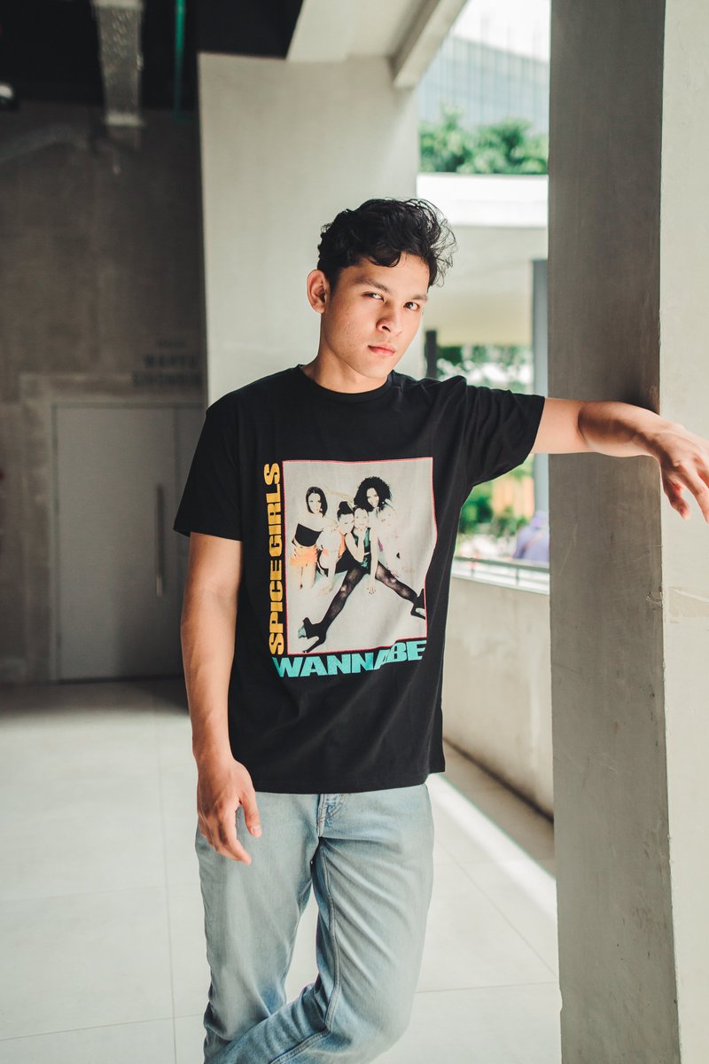 Gorillacoachid's tweet image. Wannabe adalah salah satu hit dari grup musik wanita asal Inggris, Spice Girls. Spice Girls dibentuk pada 1994 dan beranggotakan lima perempuan.

#officialbandmerchandise #bandmerchandiseoriginal #bandmerchandise #officialmerchandise #spicegirls #spicegirlstshirt #bajuspricegirls