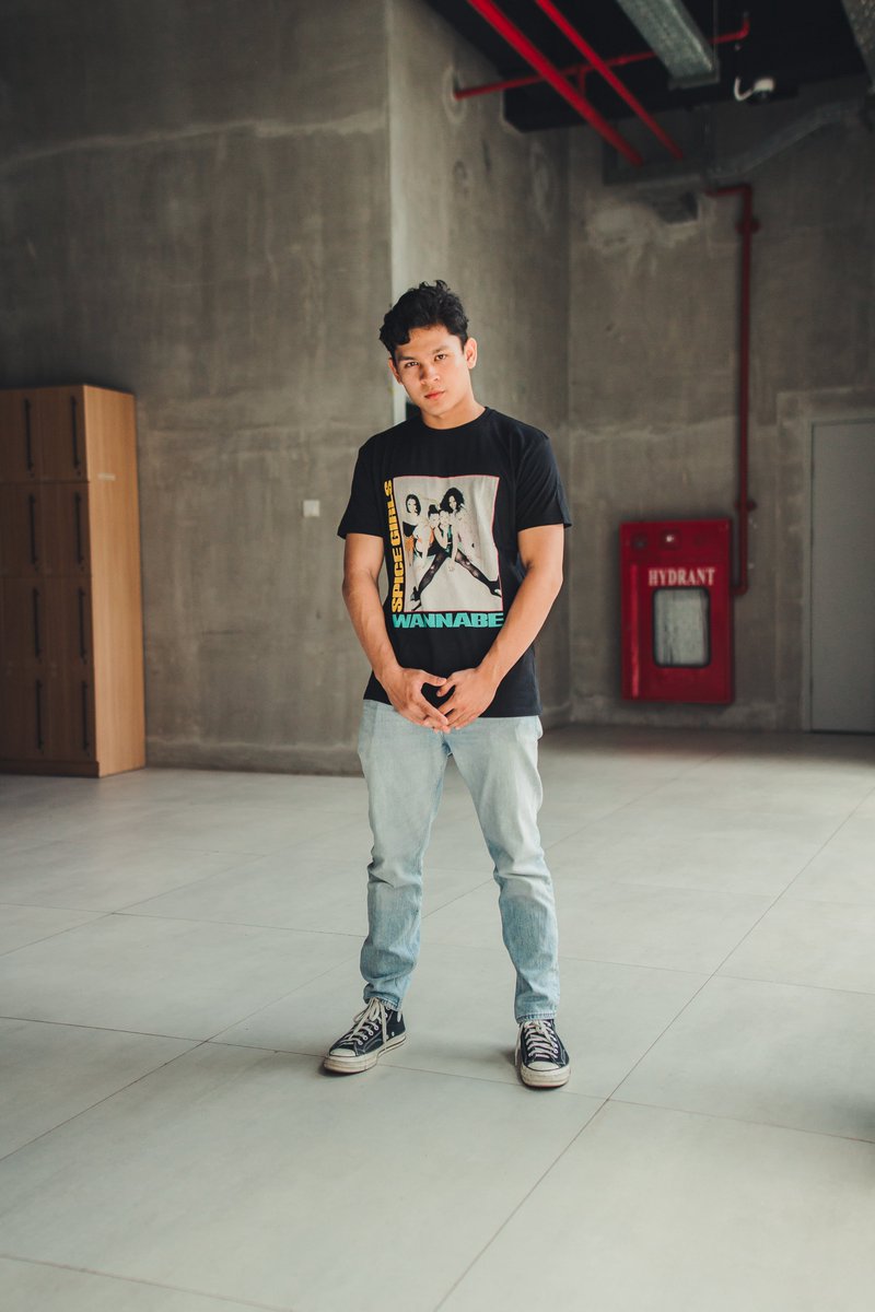 Gorillacoachid's tweet image. Wannabe adalah salah satu hit dari grup musik wanita asal Inggris, Spice Girls. Spice Girls dibentuk pada 1994 dan beranggotakan lima perempuan.

#officialbandmerchandise #bandmerchandiseoriginal #bandmerchandise #officialmerchandise #spicegirls #spicegirlstshirt #bajuspricegirls