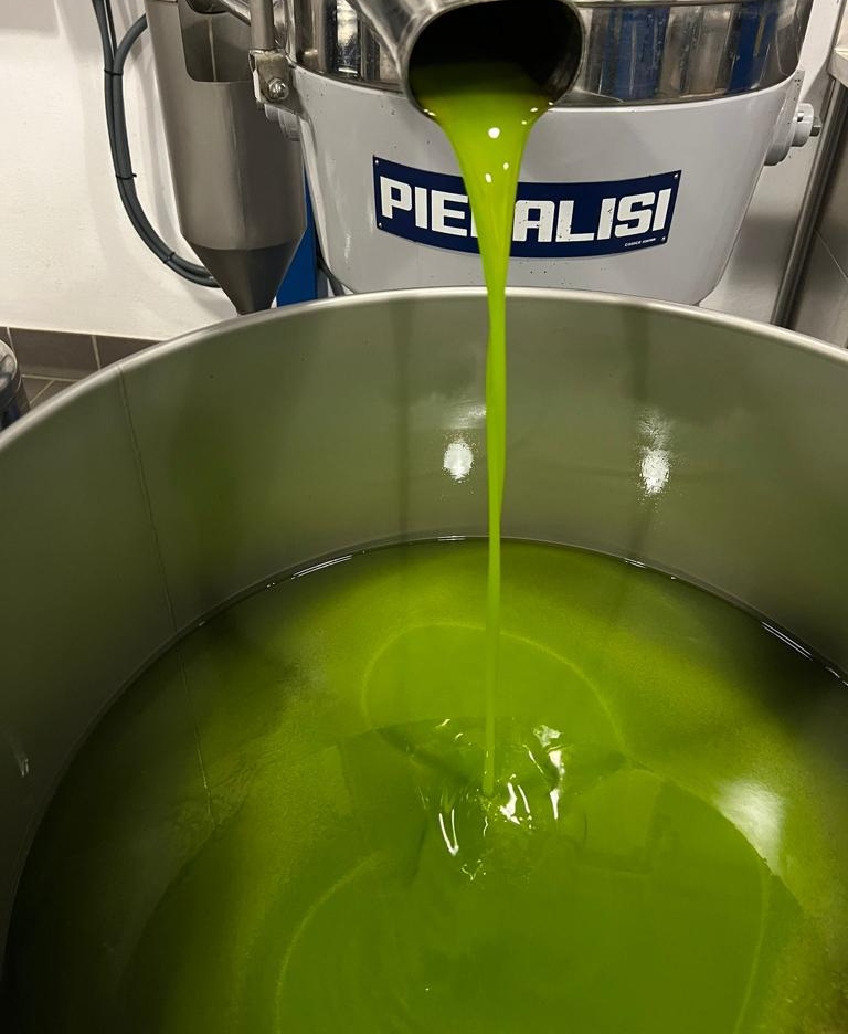 Olive oil is rich in antioxidants, vitamins, and healthy fats that help to curb inflammation and promote heart health. It's key to the Mediterranean diet, which is seen as one of the healthiest diets in the world - rich in healthy fats, vegetables and fish.

#DomenicaFiore