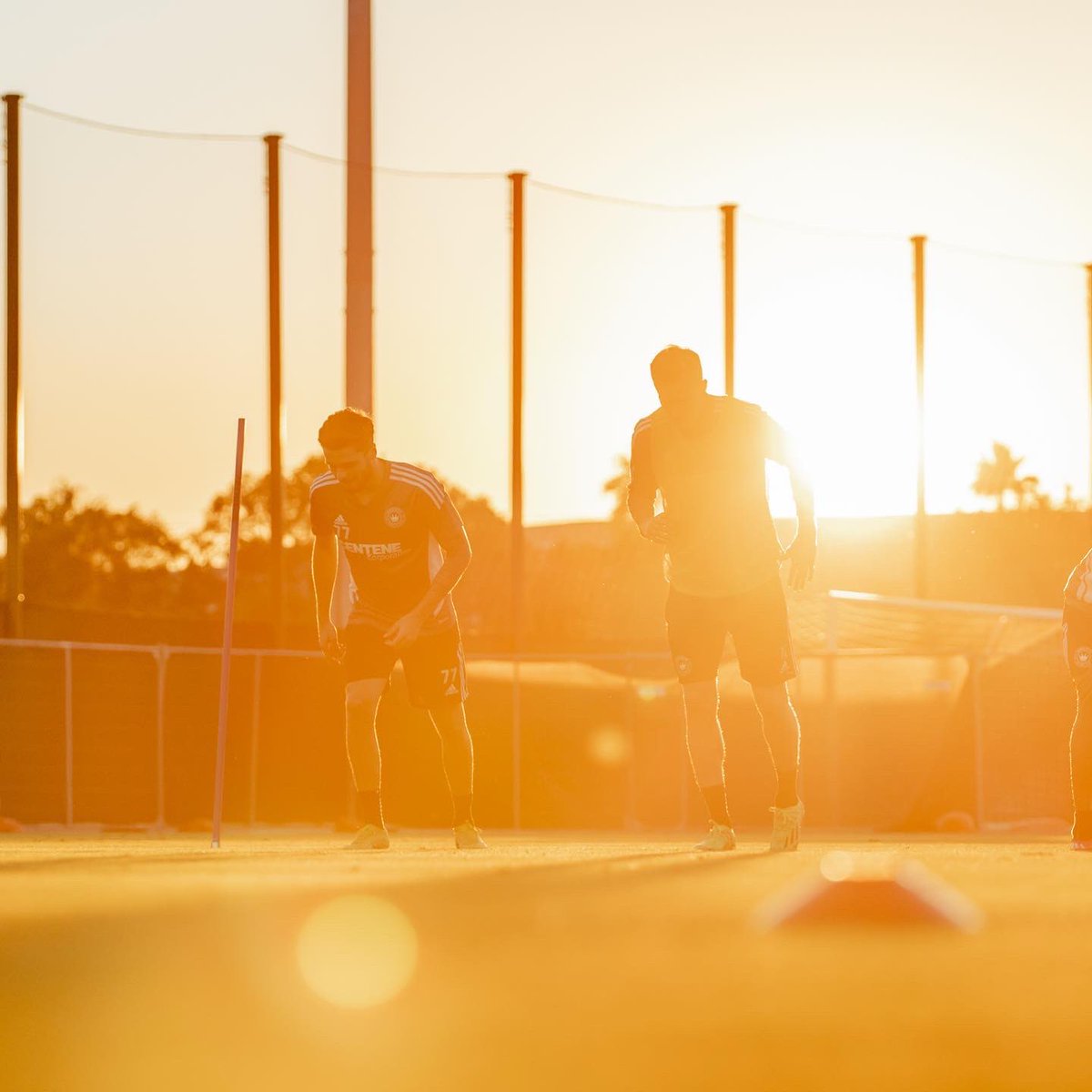 nunosantos_77's tweet photo. Golden hour at its best.
No better way to end a day โ๏ธโฝ๏ธ
#CharlotteFC #ForTheCrown #NS77 https://t.co/yXntYVe7Zx