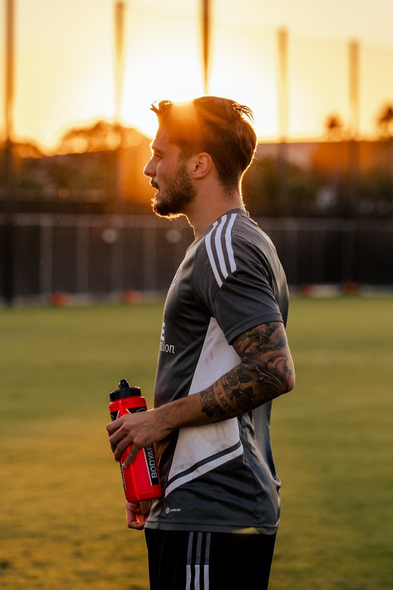nunosantos_77's tweet photo. Golden hour at its best.
No better way to end a day โ๏ธโฝ๏ธ
#CharlotteFC #ForTheCrown #NS77 https://t.co/yXntYVe7Zx