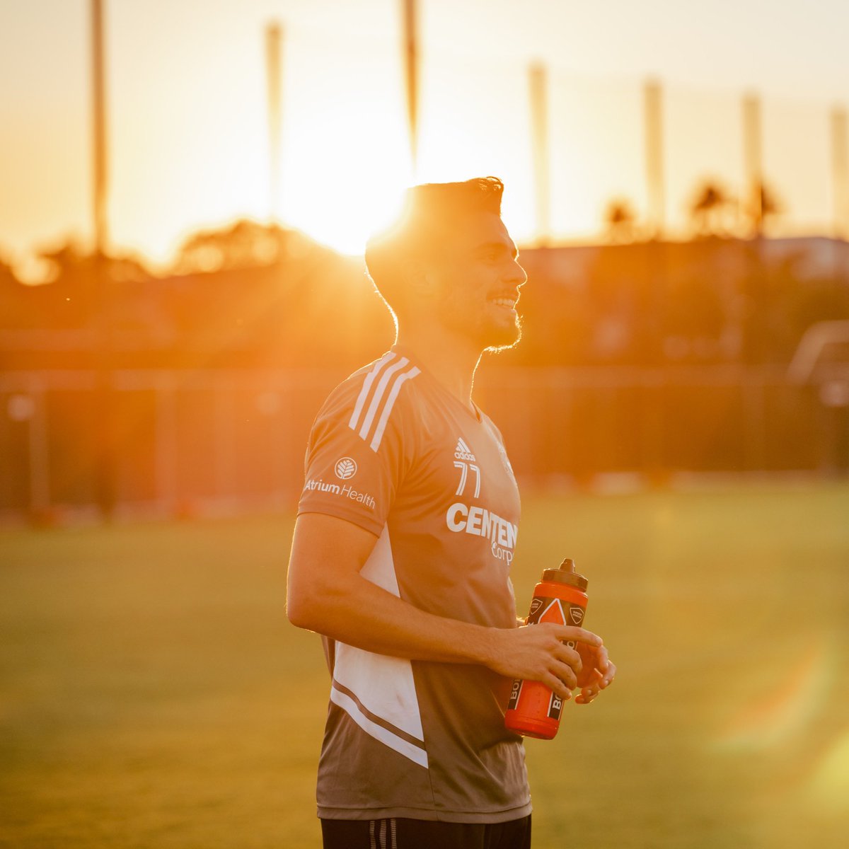 nunosantos_77's tweet photo. Golden hour at its best.
No better way to end a day โ๏ธโฝ๏ธ
#CharlotteFC #ForTheCrown #NS77 https://t.co/yXntYVe7Zx