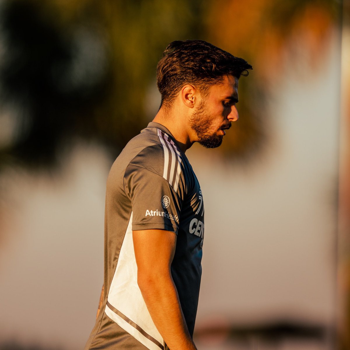 nunosantos_77's tweet photo. Golden hour at its best.
No better way to end a day โ๏ธโฝ๏ธ
#CharlotteFC #ForTheCrown #NS77 https://t.co/yXntYVe7Zx