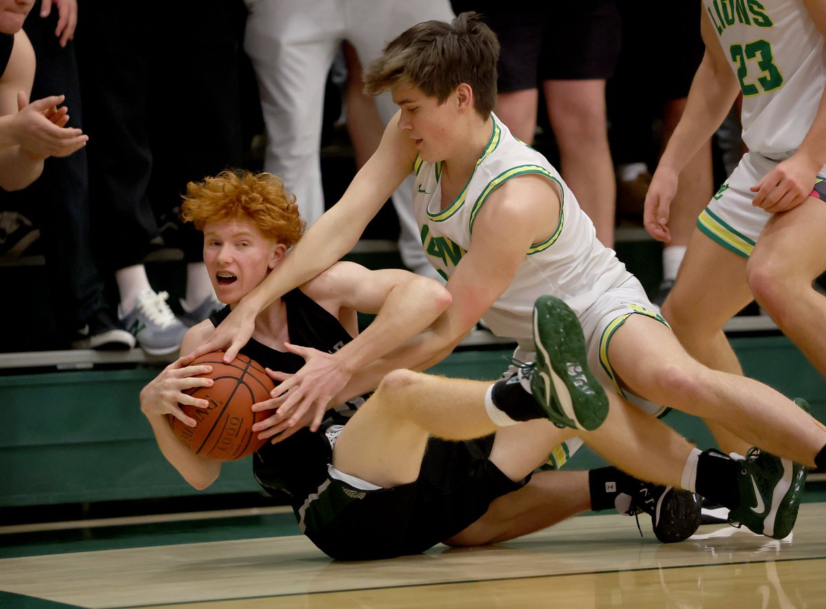 MitchBookLive's tweet photo. De La Salle/MLK Jr. Classic Live Updates: Host Spartans stun national No. 17 West Linn (Ore) https://t.co/MavUhYL2MH @dlsathletics @dlshsbasketball @C_Morrissette @toddshurtleff @LanceSmithTPC https://t.co/U2eXhqEFXr