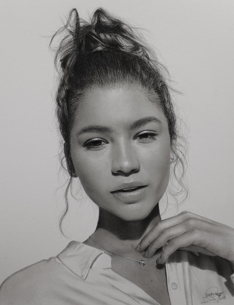 VFreddyART's tweet photo. And this is the result I got on my attempt to draw @Zendaya 
Video Here https://t.co/Py2NyQoj64
.
.
#drawing #art #celebrity #celebritydrawing #Zendaya https://t.co/Tv6hPBws1o