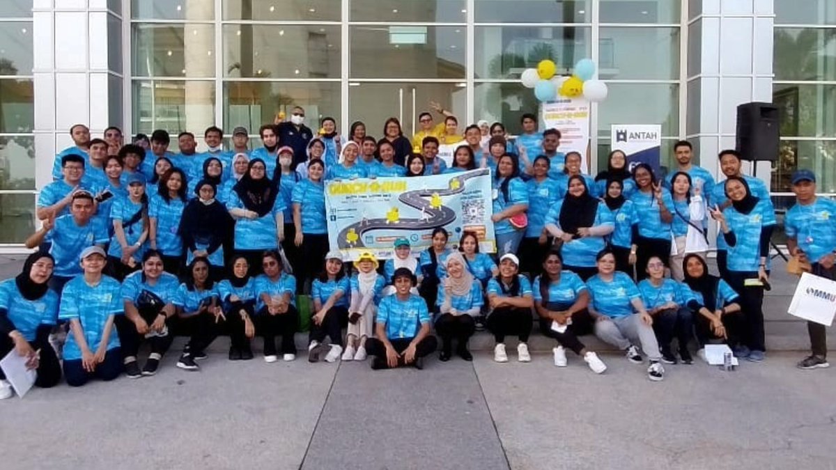 facommu's tweet photo. #Allstars #Students in Multimedia University's Bachelor of Communication in #strategiccommunication prog raised RM4k for #YayasanChowKit through a #QuackARun event. Ms. M. Pusenthi from YCK received the donation from Dr. Nina, Dean of the Faculty of Applied Communication. https://t.co/DLjrvsUVlZ