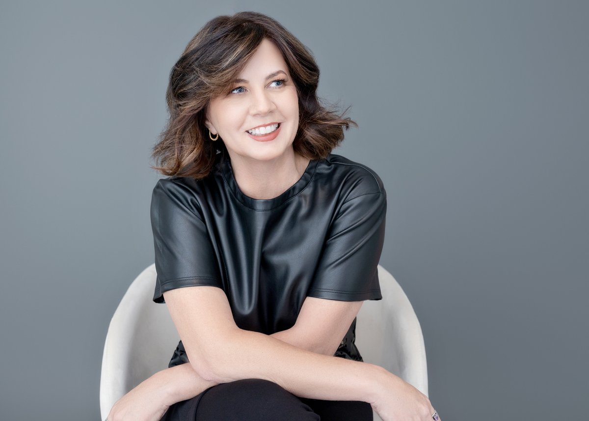 BeccaWoodHaack's tweet photo. With Bex Wood, all you have to do is show up and we take care of the rest. We provide professional hair and makeup, multiple outfit changes and backdrops, guided posing, and a guided image review. Relax and let us help you feel your best so you can shine through your portraits! https://t.co/nD9JDw14he