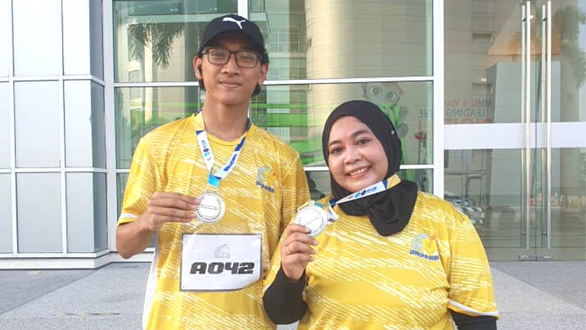 facommu's tweet photo. #Allstars #Students in Multimedia University's Bachelor of Communication in #strategiccommunication prog raised RM4k for #YayasanChowKit through a #QuackARun event. Ms. M. Pusenthi from YCK received the donation from Dr. Nina, Dean of the Faculty of Applied Communication. https://t.co/DLjrvsUVlZ