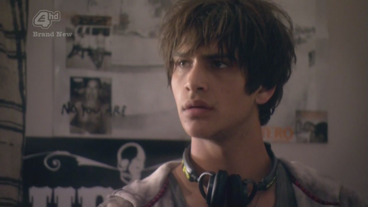 skins uk tweet media