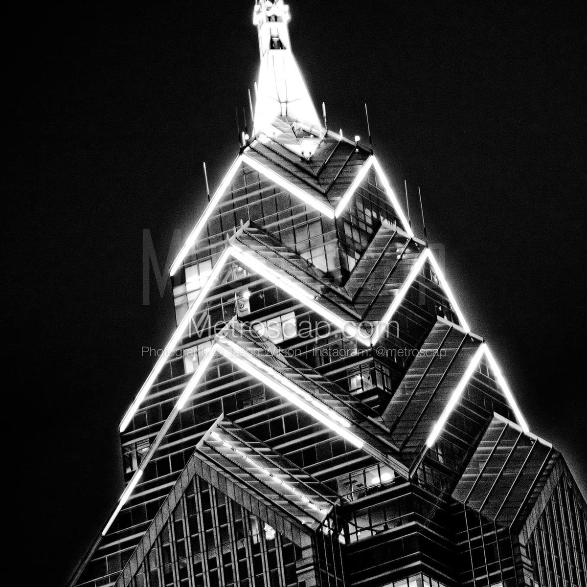 metroscap's tweet photo. Philadelphia artwork Black &amp; White: The Top of One Liberty Place #philly #philadelphia #visitphilly #whyilovephilly #215 #howphillyseesphilly #BlackWhite | https://t.co/KbjTXKTx76 https://t.co/edr764es6S