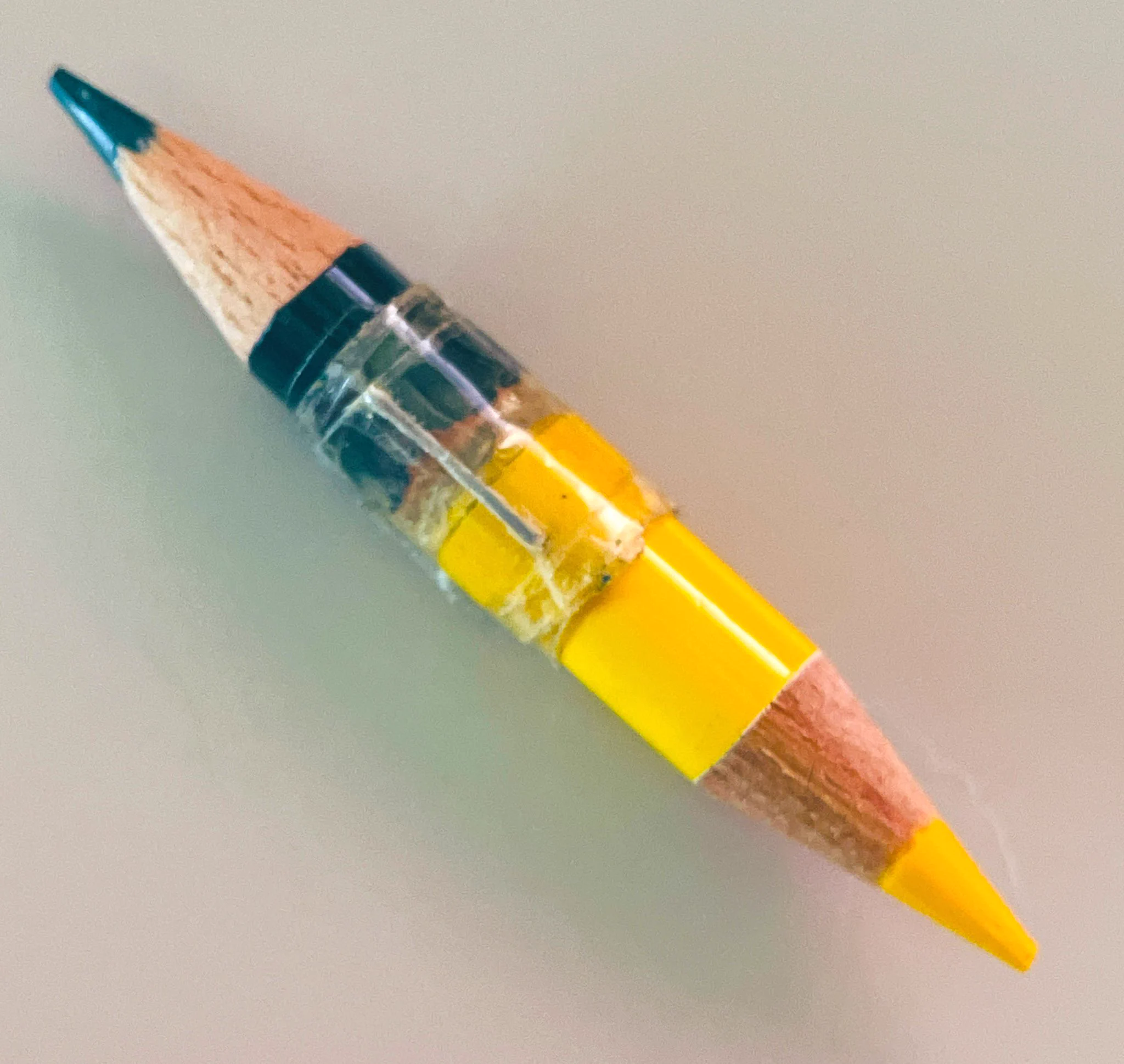 @fureai_miya 鉛筆ってジョイントしたら長く使えますよね。
カッターで切れなくなったら諦め時。
でも赤青は運命だから別のと付けたら可哀想か。 