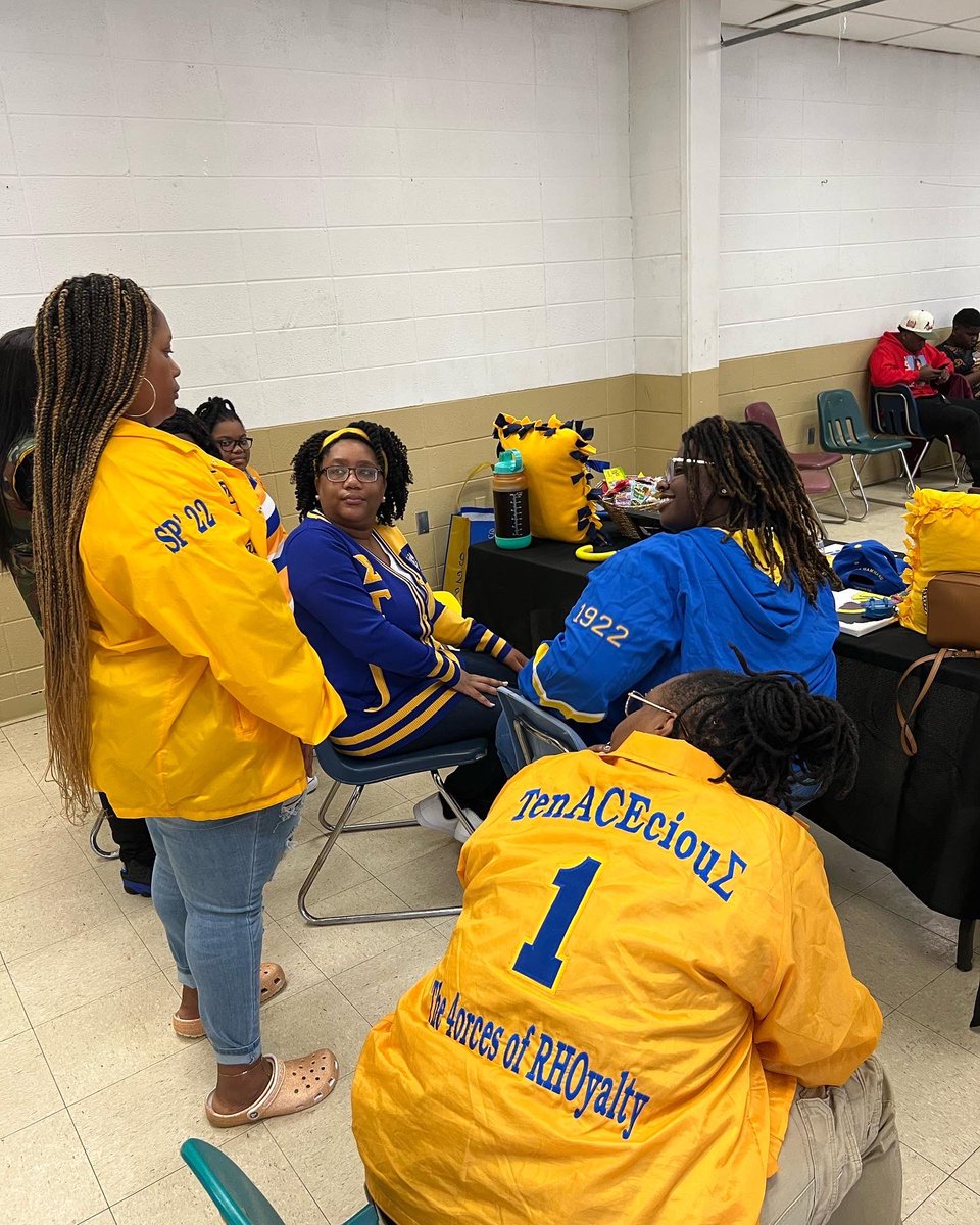 AlphaChi1944's tweet photo. Alpha Chi  along with our grad chapter, Alpha Chi Sigma, participated in the Greeks/ community service for the University of Monticello. We were able to engage with the youth to inform them of our illustrious sorority, Sigma Gamma Rho!💙💛
#uapbpoodles #sigmagammarho https://t.co/OM95YVAT2s