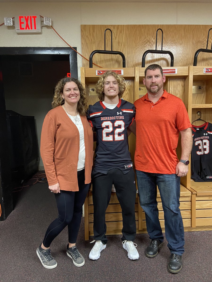 Therron_Meade's tweet photo. 🔴⚫️Had a great official visit today with @JoelOsborn_BC and @CoachKoch_BC !!! Very blessed to have received and official offer from @RavenFootballBC!!⚫️🔴 https://t.co/jDvYOJMAmk