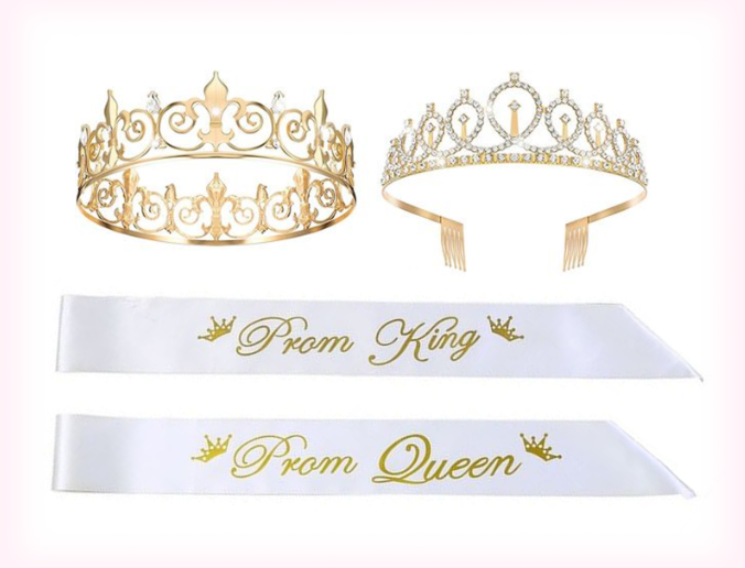 LHS_Commu's tweet photo. #LHS_Promlaxy👑 Prom King &amp; Prom Queen👑 

นักเรียนลีโอตันแต่ละคนมี ‘ความเฉลียวฉลาด งดงาม เปล่งประกาย’ เป็นของตัวเอง เราจัดซุ้มถ่ายภาพโดยวางมงกุฏพรอมคิง พรอมควีน พร้อมสายสะพายข้างไว้

นักเรียนปี 3 ที่สนใจ สามารถหยิบมาใส่ถ่ายรูปได้เลย ไม่มีการโหวต เพราะเราต่างงดงามในแบบของเราเอง https://t.co/DfJ43LrOsS