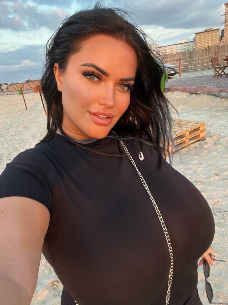 Olyria_royVIP's tweet photo. Sunset light is my favorite 😻 sending you hugs 🤗 https://t.co/VqnQDu3XDm