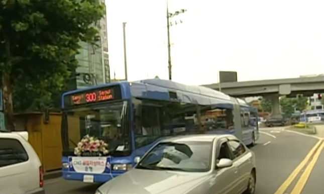 굴절버스 시승영상 속 서울풍경 (2004.9)
-종로1가(청진구역 도시환경정비사업 구역, 현 종로1가 타워에잇-그랑서울)
-현대상가(종로변 세운상가, 2009년 철거)
-신설동고가 (2007년 철거)
youtu.be/8rrh6C3ddM4