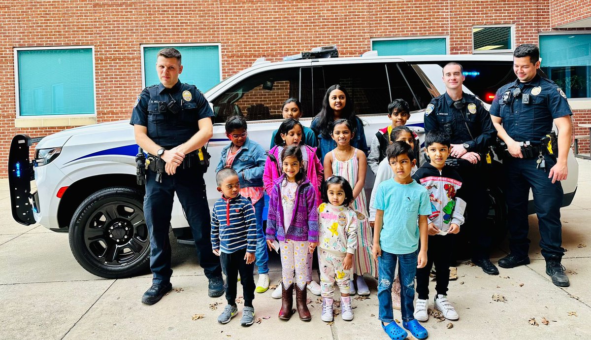 VoteForGopal's tweet photo. Celebrating MLK Day with students from Liscano Elementary School.  Visited the Police Officers at Frisco Police Department.
Students brought freshly baked cookies to thank the First Responders 
Happy MLK Day !!!
#ourFISDstory #friscopd #fisdmadetoshine https://t.co/VF60hgnlRI