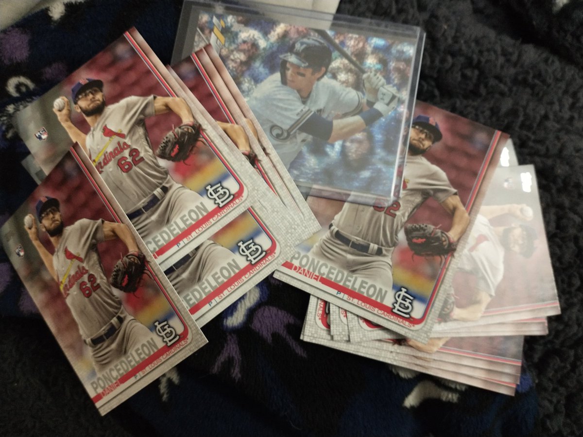 Not sure which #cardmail is cracking me up more #baz with ONE packing peanut or #yelich with 18 countem poncedeleon rookies 😂😂😂 ded. @CardPurchaser #femalecollector