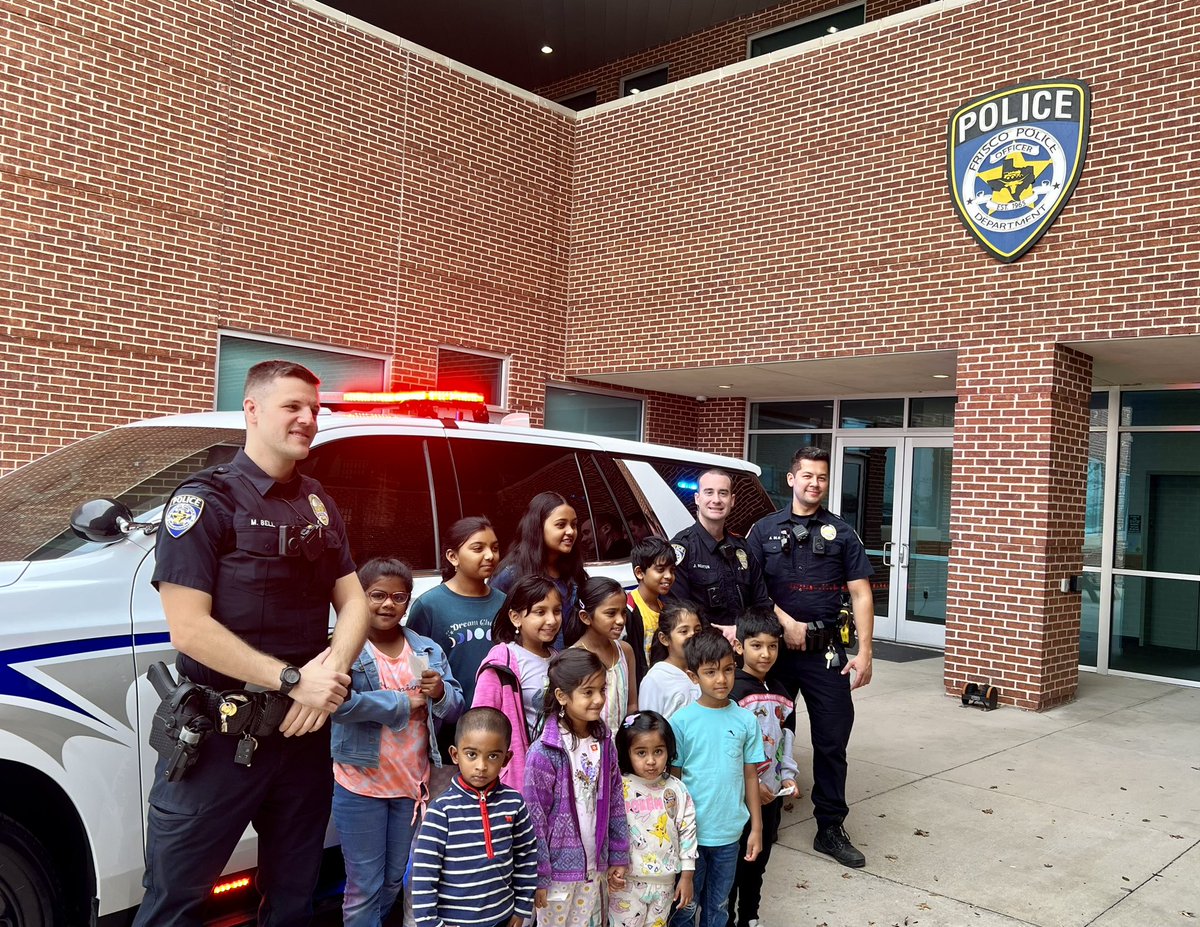 GopalPonangi's tweet photo. Celebrating MLK Day with students from Liscano Elementary School.  Visited the Police Officers at Frisco Police Department.
Students brought freshly baked cookies to thank the First Responders 
Happy MLK Day !!!
#ourFISDstory #friscopd #fisdmadetoshine https://t.co/PgcBcrm6sZ