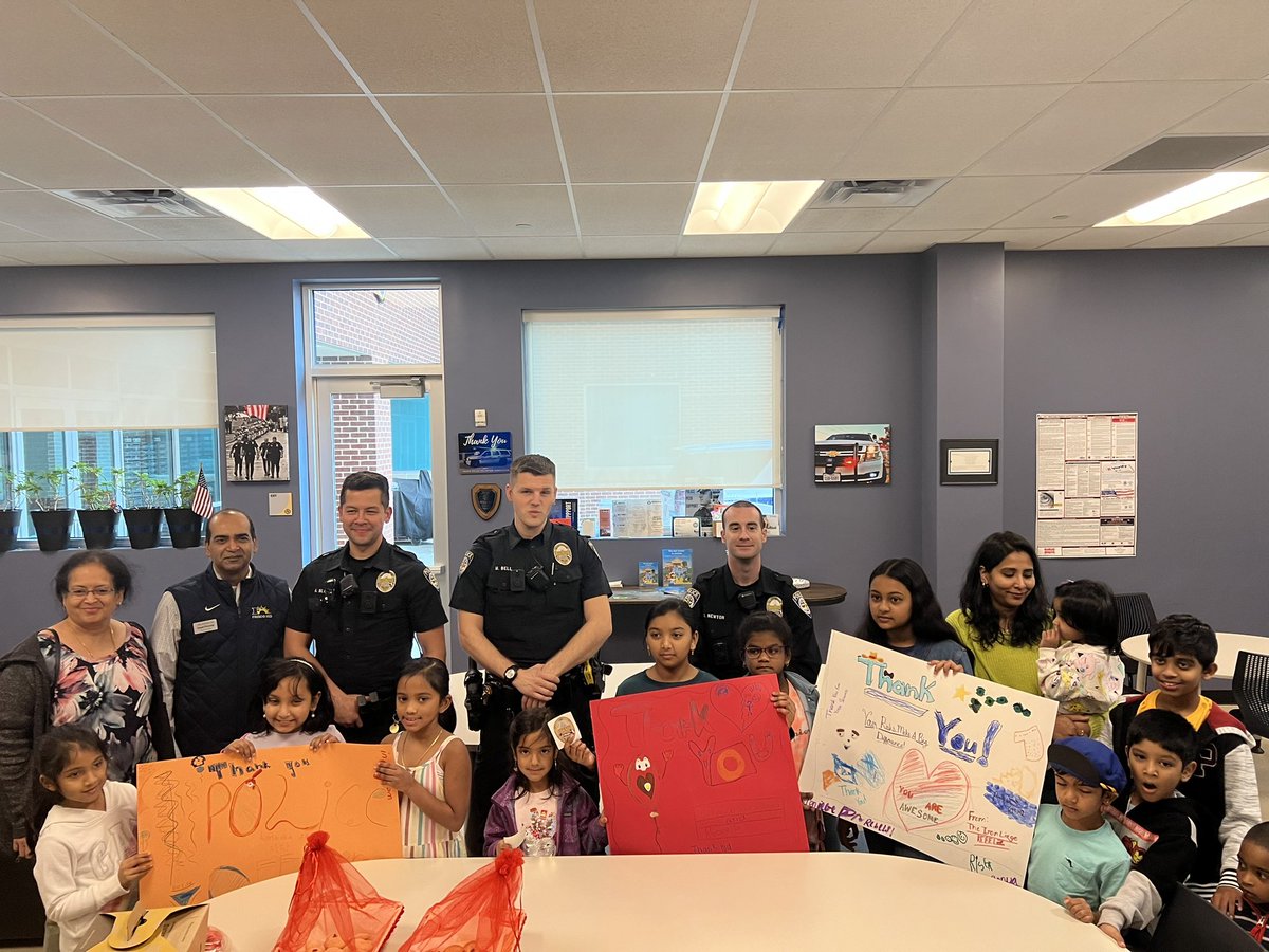 GopalPonangi's tweet photo. Celebrating MLK Day with students from Liscano Elementary School.  Visited the Police Officers at Frisco Police Department.
Students brought freshly baked cookies to thank the First Responders 
Happy MLK Day !!!
#ourFISDstory #friscopd #fisdmadetoshine https://t.co/PgcBcrm6sZ