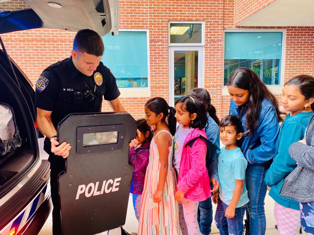 GopalPonangi's tweet photo. Celebrating MLK Day with students from Liscano Elementary School.  Visited the Police Officers at Frisco Police Department.
Students brought freshly baked cookies to thank the First Responders 
Happy MLK Day !!!
#ourFISDstory #friscopd #fisdmadetoshine https://t.co/PgcBcrm6sZ