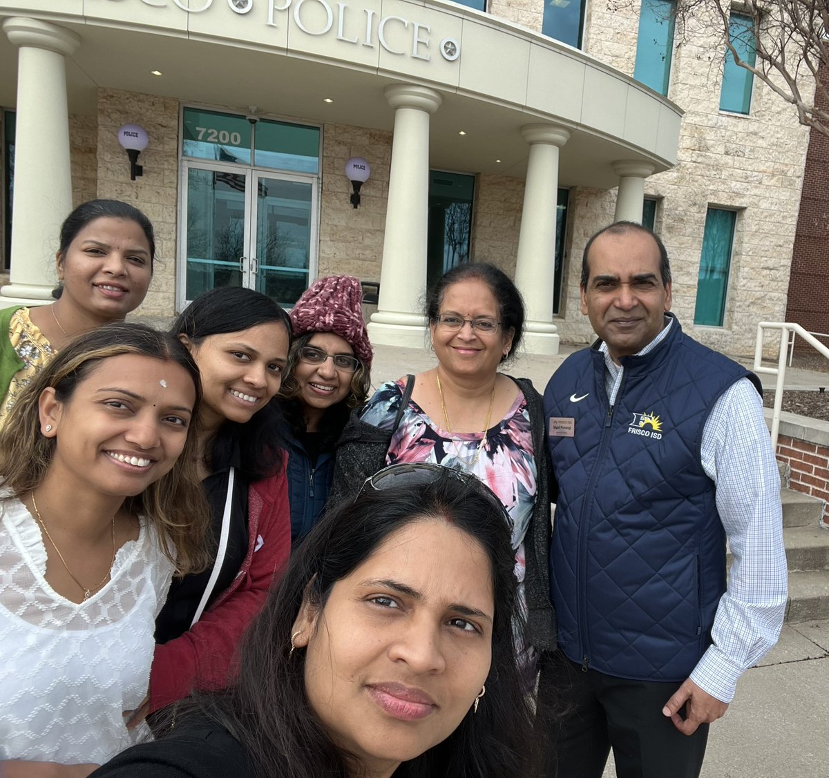 GopalPonangi's tweet photo. Celebrating MLK Day with students from Liscano Elementary School.  Visited the Police Officers at Frisco Police Department.
Students brought freshly baked cookies to thank the First Responders 
Happy MLK Day !!!
#ourFISDstory #friscopd #fisdmadetoshine https://t.co/PgcBcrm6sZ