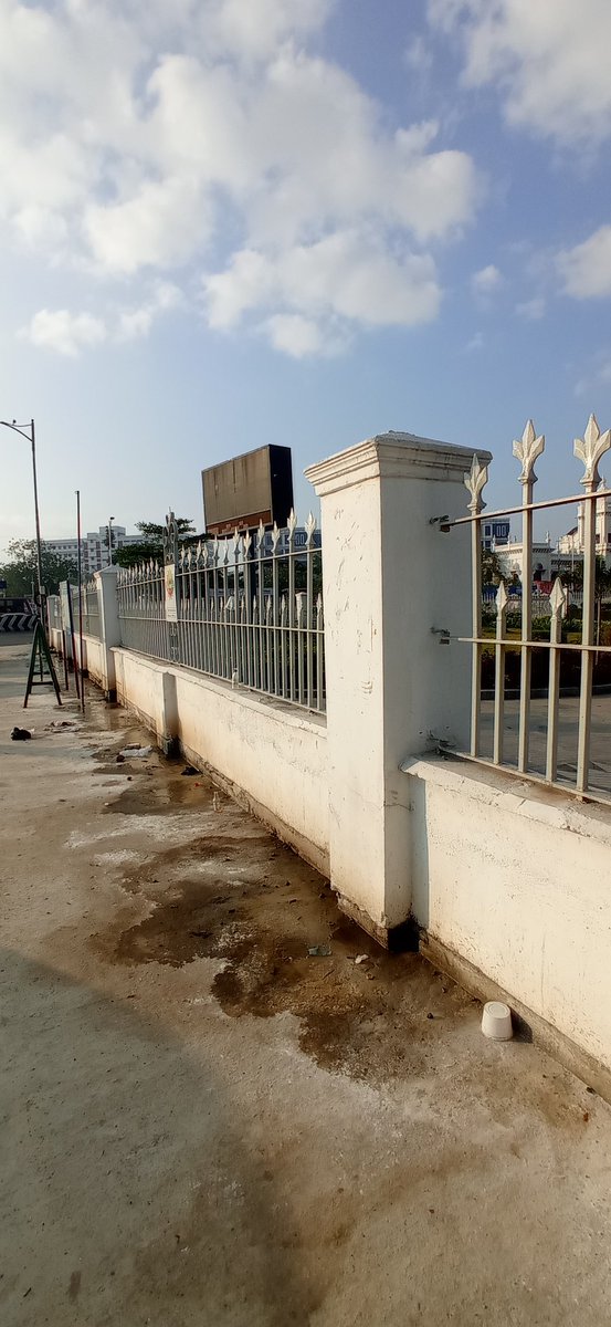 It's really not good to see the right side wall of Ribbon Building compound (Entry into Chennai Central) People made this entire stretch wall into public toilet. Kindly look into it @chennaicorp

#singarachennai2.0