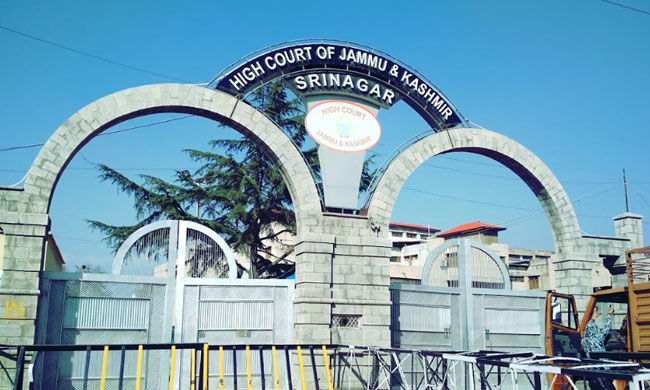 RisingKashmir's tweet image. High Court #quashes Public Safety #Act against #Srinagar man

Reports  Syed Rukaya 

risingkashmir.com/high-court-qua…