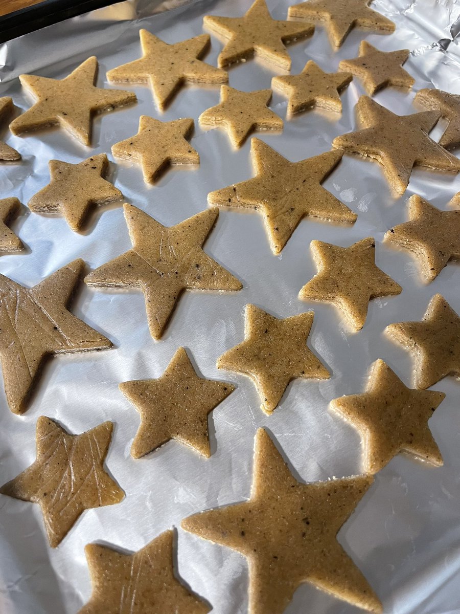 IKEAのクッキー生地（型抜くだけ）
のやつ500円で買って作ってみた！
中開けると2枚目みたいな感じで
かなりの量作れるからおすすめ！
味はジンジャークッキーで海外の味って感じだけど大丈夫な人はやってみて🙆‍♀️

#IKEA #Cookie