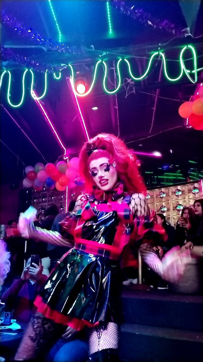DaveCalzada1's tweet photo. Rompiendola en Tijuana #atodocolor #fullincolor #tijuananights #dragnight @hiddenmistake_ @Cerveceriabigou https://t.co/uXd4KCaqyd