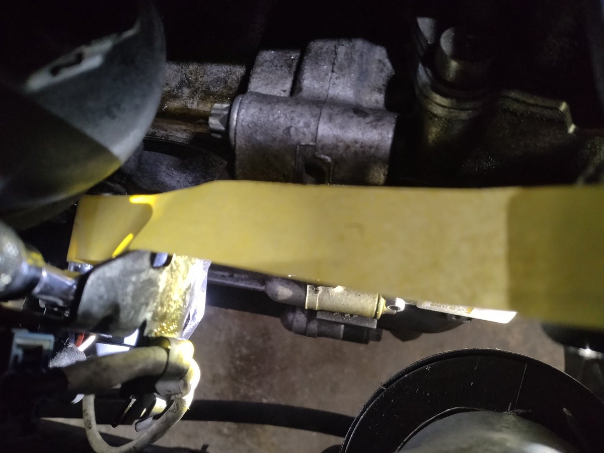 HIRANOSAN1200's tweet photo. 狭い所でラチェット振れないから

マスキングテープをソケットに巻く
↓↓↓
ボルトにソケット掛ける
↓↓↓
マスキングテープ引っ張る

ってやったら秒で締め終わったｗｗｗ
ワイ天才かもしれん(バカ) https://t.co/iQnIpHLJ71