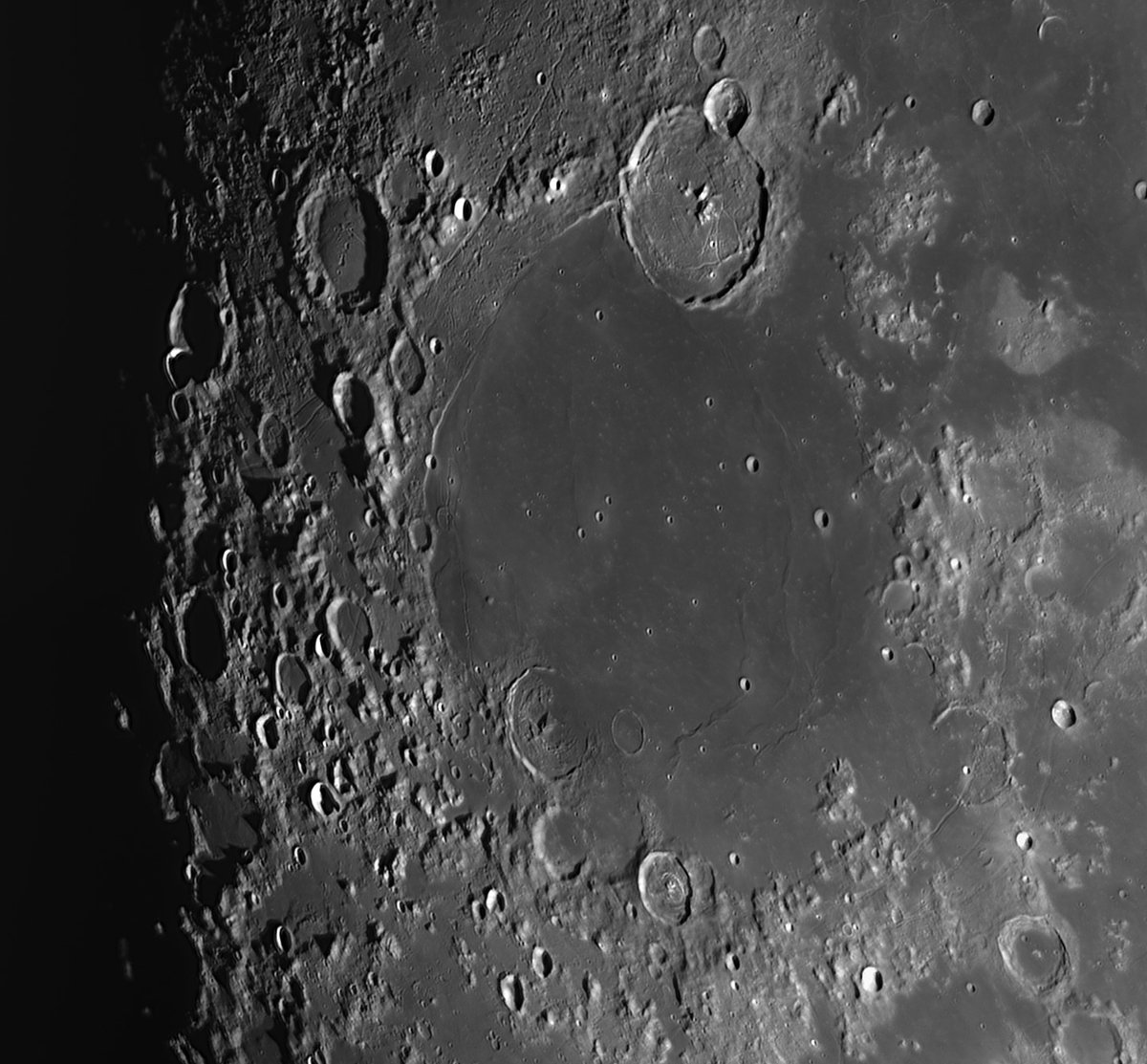 Today's MOONday shot is brought to you by Riedl Rudolf⁠.
⁠
Do you find yourself frustrated for missing imaging opportunities? Want to know daily moon phases? Check out our new Astronomy Events collection by clicking the link! Updated monthly. l8r.it/pf5Q