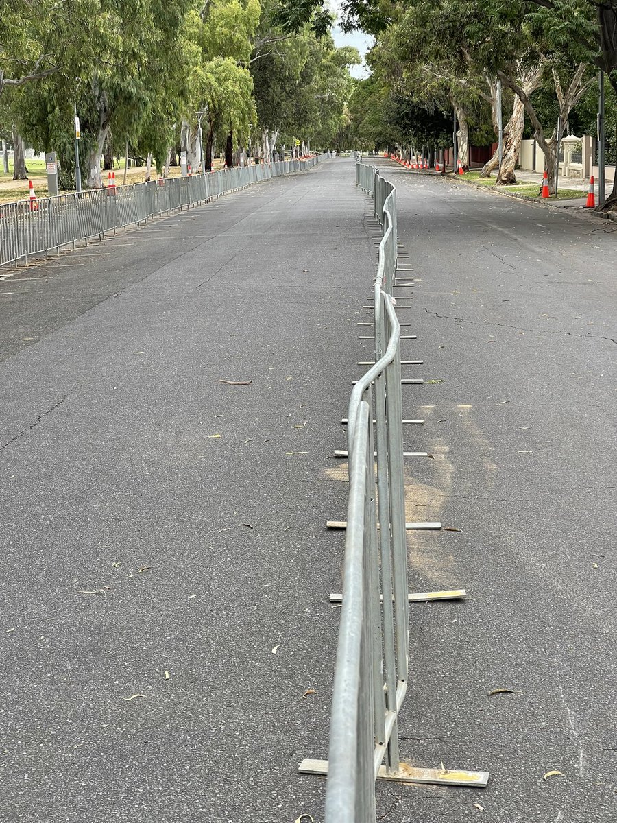 As someone who’s done quite a bit of fencing over the years I really feel like straightening these barriers #tdu #tdu2013