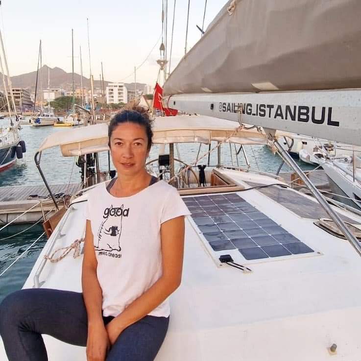 mundo_marinero's tweet photo. Başak Mireli, Atlantik geçişini solo gerçekleştiren ilk Türk kadın denizci ünvanını elde etti. Dünya seyahatine devam edecek. Kendisini yürekten kutluyorum. Pruvası neta, rüzgar kolayına olsun. 🇹🇷⛵👌 https://t.co/qc5PJ1GUIO