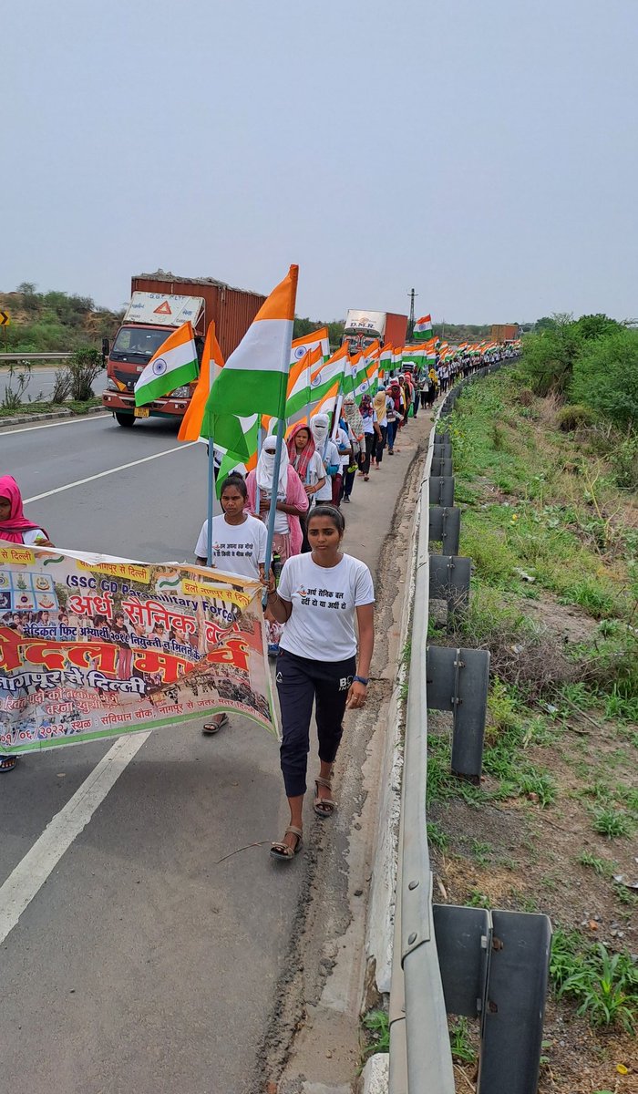 अगर 26 जनवरी तक SSC-GD 2018 के युवाओं को नियुक्तियां नहीं बांटी गई तो,एक बार फिर से दिल्ली में एसएससी का घेराव किया जाएगा,और जजमेंट की कॉपी सारी मीडिया को बांटी जाएंगी। एक बार फिर से हल्ला बोलने के लिए क्या आप तैयार हैं?
#SSCGD18_HMO_JOINING_DO 
<a href="/AmitShah/">Amit Shah</a> <a href="/HMOIndia/">गृहमंत्री कार्यालय, HMO India</a> 
<a href="/crpfindia/">🇮🇳CRPF🇮🇳</a>