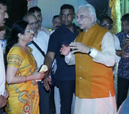 Medha_kulkarni's tweet photo. "आपके क्षेत्र में बहोत ताकद है, मेरा आशीर्वाद है, अच्छा काम कीजीए l" अध्यात्मिक गुरू #ShriM यांची पुण्यात कार्यक्रमात भेट घेतली.त्यांचे हे आशीर्वाद माझ्यासाठी लाख मोलाची गोष्ट आहे.
YouTubeच्या माध्यमातून उपलब्ध असलेले त्यांचे व इतरही videos ऐकून विचारसरणीत बदल झाल्याचेही जाणवते. https://t.co/NvtAIxDu64