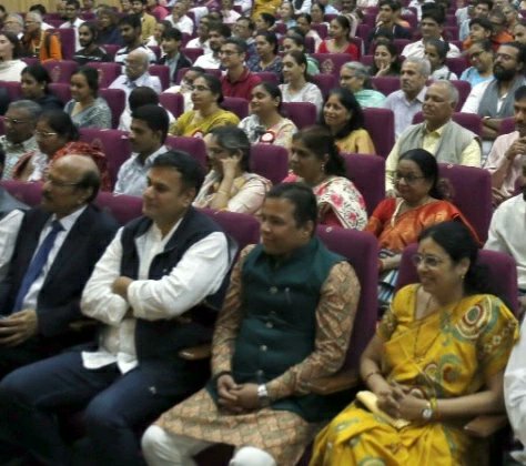 Medha_kulkarni's tweet photo. "आपके क्षेत्र में बहोत ताकद है, मेरा आशीर्वाद है, अच्छा काम कीजीए l" अध्यात्मिक गुरू #ShriM यांची पुण्यात कार्यक्रमात भेट घेतली.त्यांचे हे आशीर्वाद माझ्यासाठी लाख मोलाची गोष्ट आहे.
YouTubeच्या माध्यमातून उपलब्ध असलेले त्यांचे व इतरही videos ऐकून विचारसरणीत बदल झाल्याचेही जाणवते. https://t.co/NvtAIxDu64