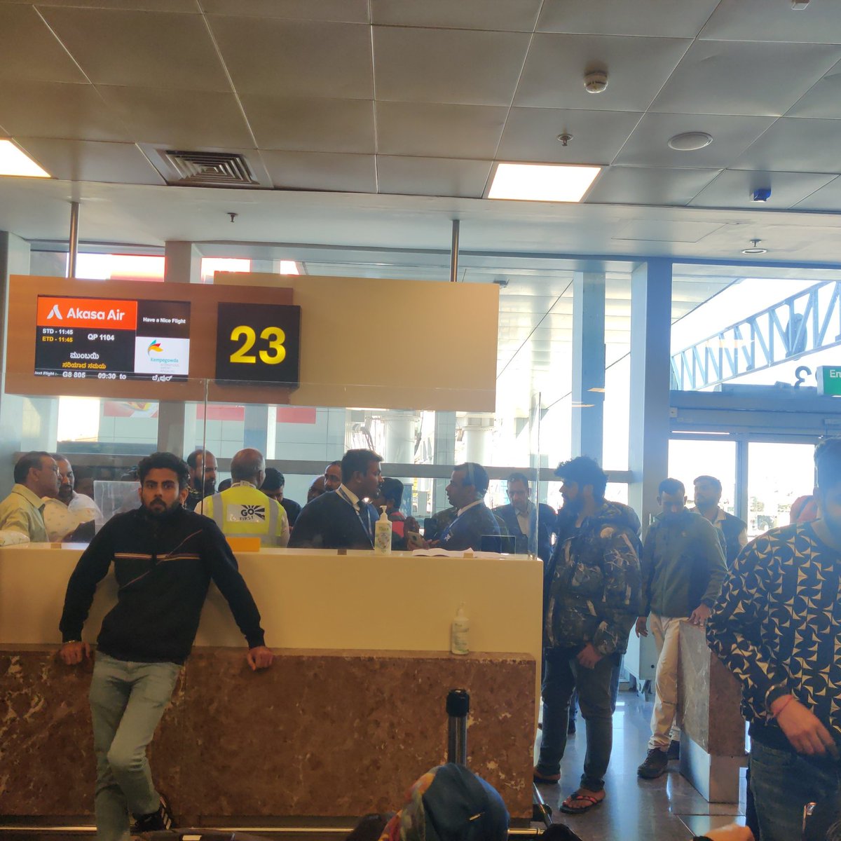 ezak93's tweet photo. @AkasaAir why are there violent arguments happening in from off your gate? It's so bad they shifted us to gate 24. @BLRAirport https://t.co/9SvJDoHxOI