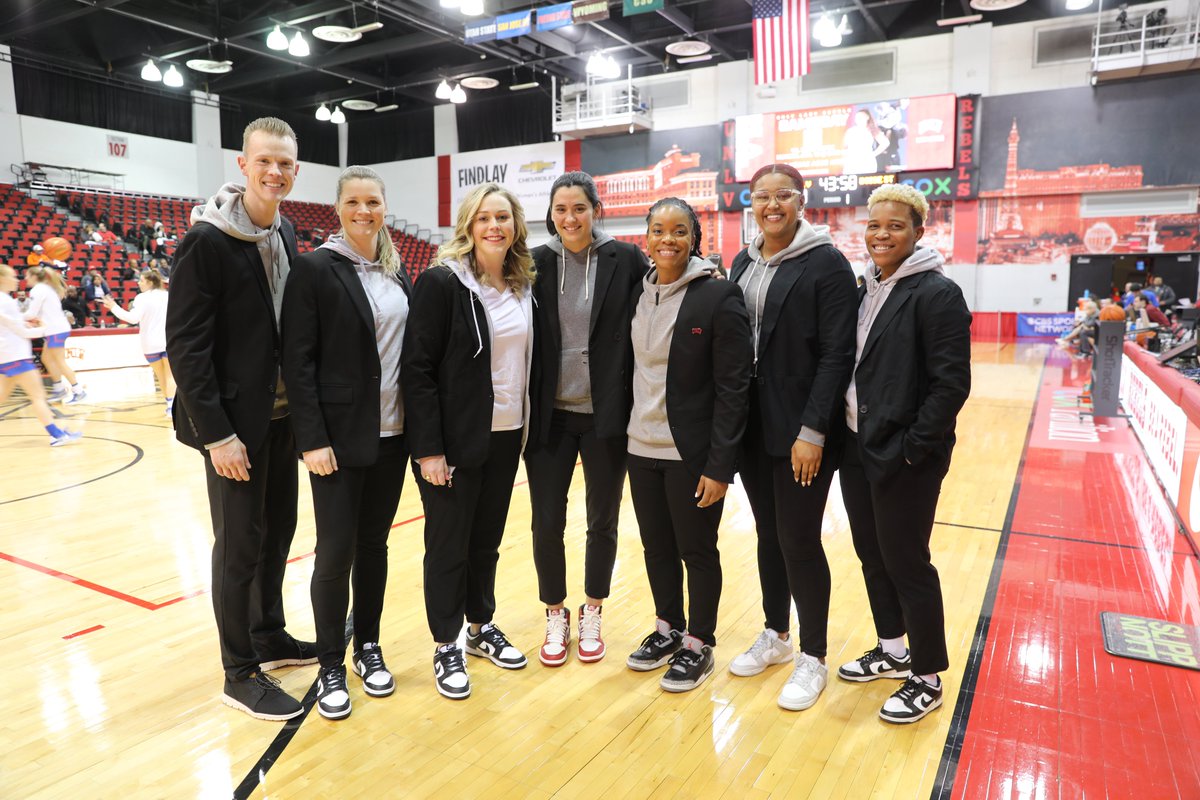 UNLVLadyRebels's tweet photo. The squad. #AcesNight https://t.co/9RyaubXgvV